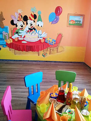 stół zastawiony smakołykami dla dzieci w Kraina Marzeń Radom